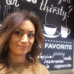 Interim konsult Maryem Nasri - Digital nomad på kafé i Milano
